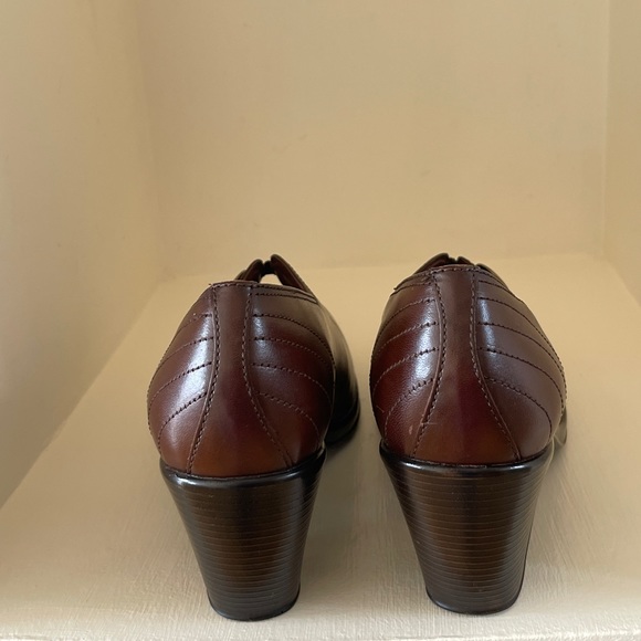 DANSKO BNWT Brown Leather Pumps with 2.5” Heel - Picture 3 of 7